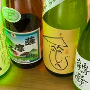 大阪を代表する日本酒「秋鹿」をはじめ、仕入れ担当の奥様が厳選する日本酒は飲み疲れしないのが特徴。ほかではなかなか味わえない限定酒などもあるので、奥様と相談しながら飲んでいくのも楽しみのひとつです。