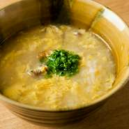 丁寧にとった鳥スープと、カツオと真昆布の出汁を合わせ雑炊に。具材に比内地鶏のもも肉とふんわり溶き卵が入り、優しい味わいに。