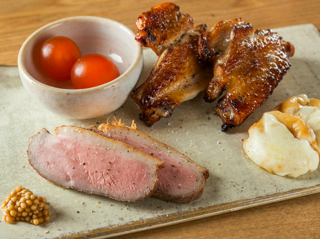 店の名物つまみのひとつ『燻製盛り合わせ』（2人前）