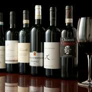 イタリアを中心にそろえられているワインの数々。泡・白・赤・ロゼ、それぞれ料理に合わせてグラスでオーダーできます。 