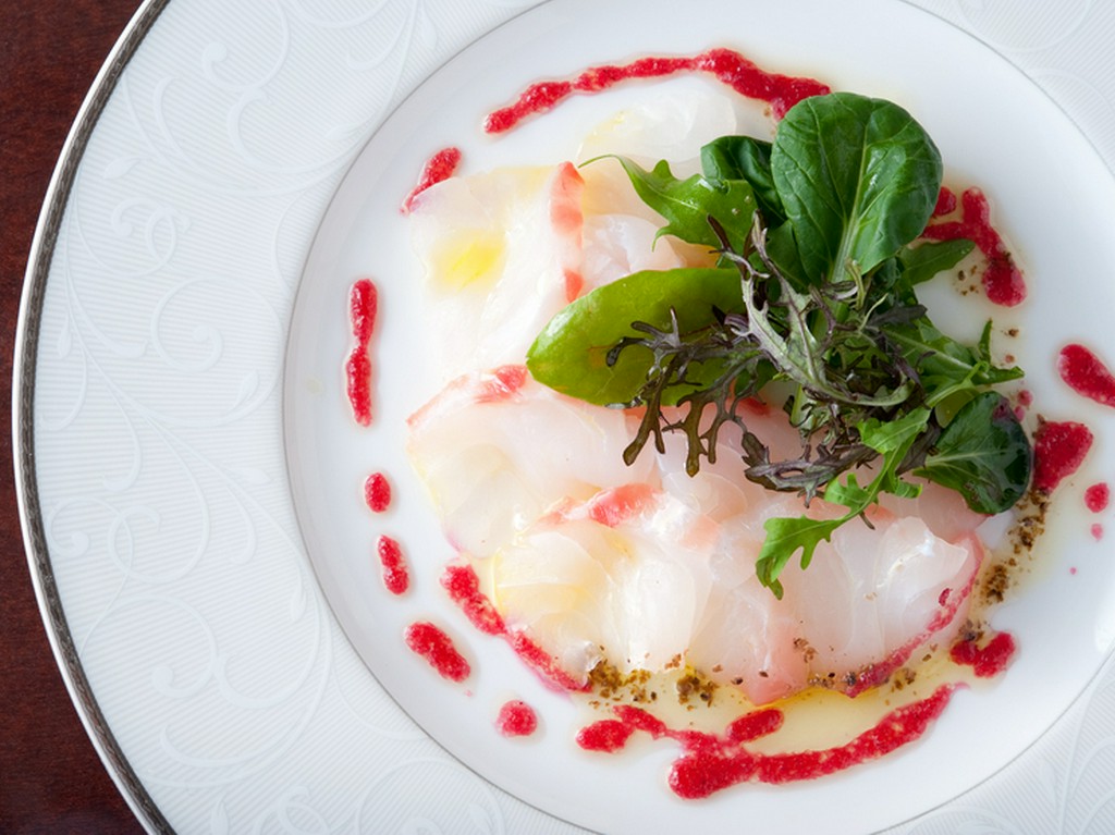 究極の神経絞めで、鮮度抜群の真鯛を堪能『しまなみの真鯛のカルパッチョ』