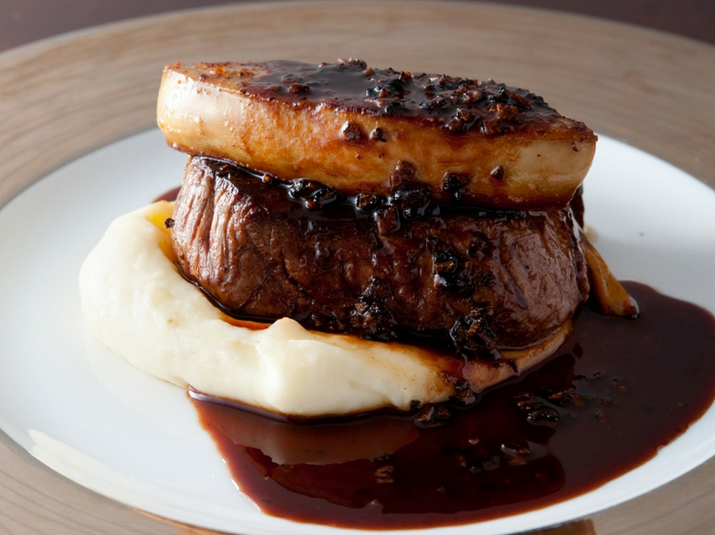 素材やソースにとことんこだわり抜いた『牛ヒレとフォアグラの重ね焼き』