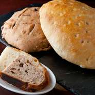 料理とともにパンも手作りでご提供しております。天然酵母の発酵時間はイーストの10倍ほど。生地が時間をかけて熟成し発酵することで、豊かな風味と食感が生まれます。

