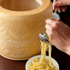 ホールのぺコリーノチーズであえるパスタやリゾットは絶品！