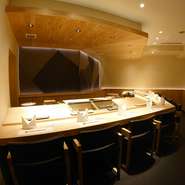 カウンターは樹齢350年の木曽ヒノキを使った高級感あふれる「和空間」。個室やVIPルームは、欧米のセレブが好みそうな上品な「洋空間」。大切な接待に最適な店です。
