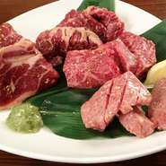 数あるTボーンステーキを食べ比べ、旨味と柔らかさが決め手となり現在の商品にたどりつきました。Tボーンはフィレとサーロインの2種の部位が味わえます。カウガールがお客様の目の前でカットさせていただきます。