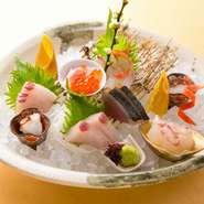 近海で獲れるサワラやサバなど、旬を大切にした鮮度のよい食材を使った季節感溢れる料理を、呉の旬の地酒と共に楽しめます。経験豊富な料理長のセンスが光る繊細な盛り付けで、食べるのがもったいないほど。