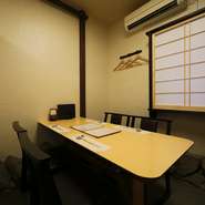 100余年の歴史ある老舗料亭をリニューアルしただけあって、落ち着きのある佇まいの個室揃い。高座椅子を使用しており、ゆったりとくつろげるので、大切な方へのおもてなしの場としてもおすすめです。