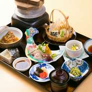 ランチタイムには、予算に合わせて選べる御膳メニューが充実。天ぷらやお造りなどで、旬の魚介や野菜を味わえます。たまには少し贅沢に、日本料理を囲んでの集いはいかが。