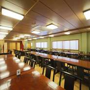 3階には80名まで収容できる大きな座敷があり、半分で仕切っての利用も可能。歓送迎会などの宴会には、飲み放題も付けられる『宴会コース』が用意されており、心ゆくまで料理とお酒を愉しめます。