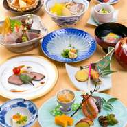 接待や顔合わせなど、改まった席にも使える本格的な会席料理。季節感を大切に、魚介類や野菜など旬を意識した食材が使われており、五感で楽しむことができます。呉の旬の地酒と共にどうぞ。