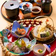 季節感に溢れる彩り豊かな料理をひとつの籠に詰め込んだ至福の一品です。珍味、旬の八寸盛り、お造り三種盛り、揚げ物、音戸ちりめん、茶碗蒸し、白飯、香物三種、汁物、デザート。