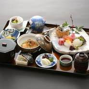 お造り六種盛り、小鉢、海軍さんの肉じゃが、音戸ちりめん、茶碗蒸し、白飯、香物三種、汁物、デザート