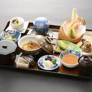 天ぷら盛り合わせ、小鉢、海軍さんの肉じゃが、音戸ちりめん、茶碗蒸し、白飯、香物三種、汁物、デザート