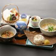 大和むすび、呉の細うどん、天ぷら盛り合わせ、海軍さんの肉じゃが、茶碗蒸し、デザート