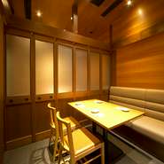店内はエリアが2つに分かれ、入って右側は30名、左側は60名まで対応可能。完全貸切にすることができます。床やテーブル、いすも木を中心としたインテリアで、高級感を醸し出しています。パーティや宴会にもお勧め。