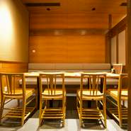 2015年オープン。美しい店内に上質な装飾を控えめに効かした上質空間は接待の場としても最適です。天候を気にせず向かうことができるので、遠方から大事な方をお招きした際にも喜ばれます。
