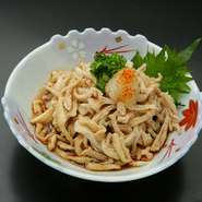 霧島鶏の鶏皮と日向夏ポン酢は相性抜群。大根おろしと組み合わせる事でさっぱり感がUP。酒の肴にぴったりです。 