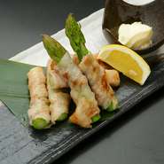 新鮮で瑞々しいアスパラと香ばしく焼き上げた豚肉との相性が抜群の逸品。 
※表示は１本の価格です。