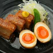 一口大に切ったバラ肉を柔らかくなるまでじっくり煮ています。旨味の染み込んだ煮卵と共にお召し上がりください。