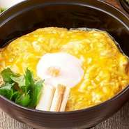 宮崎県産鶏の魅力がぎっしり詰まった至極の逸品。肉をあえて卵で閉じず、そのまま乗っける事で肉の香ばしさも楽しめます。