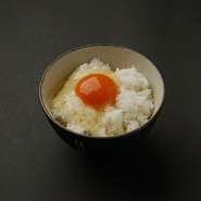 よかもよか卵は非常に弾力があり、甘味を感じさせるほど濃厚です。白身もさらさらしていて美味。その味に驚く事間違いなし。