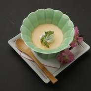 栄養価を持つよかもよか卵を使用しているからこそ濃厚な旨味と甘味が特徴的なプリンです。