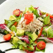 蒸し鶏とアボカドのヘルシーな組み合せは女性支持率当店No.1。胡麻ドレッシングと絡める事でヘルシーさの中に深みが加わります。