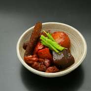 万作本店では欠かすことのない定番メニュー。秘伝の炊き方を受け継ぎ甘みと旨味が絶品です。