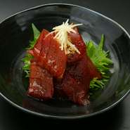 しび＝鮪。生のメバチ鮪を甘目の醤油ダレに漬け、すり胡麻と絡めたおつまみメニュー。