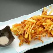 宮崎の郷土料理で、がねとはさつま芋を使った甘いかき揚げの事。天ぷら粉に砂糖を混ぜ込む事で程良く甘い食べやすい味に仕上がっています。