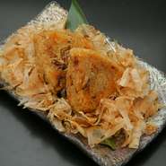 こんがり香ばしく焼いた炊き込みご飯と鰹節の相性が抜群な逸品。 