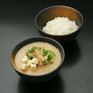 宮崎に古くから伝わる郷土料理。鯵の干物、いりごま、白みそを使用し優しい味わいに仕上げました。夏の暑い日や食欲のない時にこそ食べて頂きたい料理です。