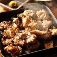 豪快に焼き上げた押しも押されもせぬ宮崎名物料理。炭火の香りと肉厚でジューシーな旨味を持つぶり鶏の魅力を堪能できる当店自慢の逸品です。