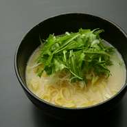 地鶏ぶり鶏を長時間かけてじっくり煮込んだ旨味たっぷりのスープを使用しています。塩を効かせたあっさりなのに食べ応えのある〆に食べたい一品です。