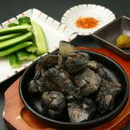 焼く前にしっかりと塩を揉み込む事で肉本来のコクと深みのある味わいが堪能できます。地鶏との違いはその柔らかさ。保水性に富んでいるため口どけがまろやかで食べやすい肉として親しまれています。