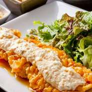 炭火焼きと並んで宮崎を代表する逸品。試行錯誤を重ねて作り上げた野菜たっぷりの自家製タルタルソースとの相性は抜群です。