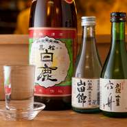 おでんのお供には日本酒がぴったりです。熱燗は大将お気に入りの『黒松白鹿』のみ。注文が入るたび錫のやかんで温め、適正温度の39度になっているか職人が口に含んで確認し提供します。もちろん冷酒もあり。