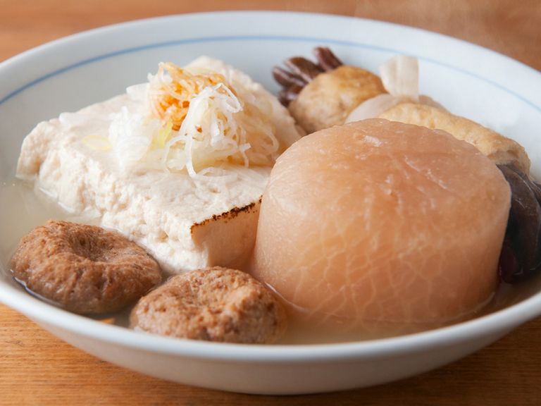 まずは『おでんの盛り合せ(4品)』で人気具材を