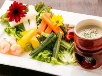 カラフルな野菜を熱々の特製チーズフォンデュソースでお召し上がりください。