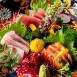 三崎漁港直送！捕れたて鮮魚をお刺身でどうぞ。濃厚でプリプリとした食感をお楽しみください。