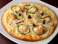 お酒によく合う、スナック感覚で味わえるピザ。チーズとマヨネーズ香りが食欲をそそる、人気のメニューです。
