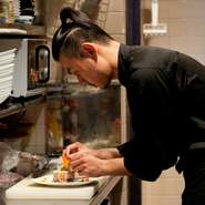 一品一品に手間暇かけて、じっくり取り組むことを大切にしています。野菜や魚介など、素材に合わせた味付けや調理方法で見た目にも美しく仕上げ。目でも舌でも楽しめるお料理を提供することが、料理人の務めです。