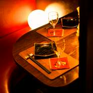 デートにぴったりの2名様専用のカップルシートは間接照明が灯る優美な空間。ふたりだけの時間を満喫できます◎誕生日や記念日にもおすすめです。