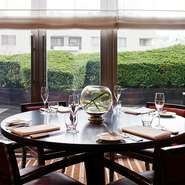 六本木けやき坂通りに面したテラスを望む個室「テラステーブル」