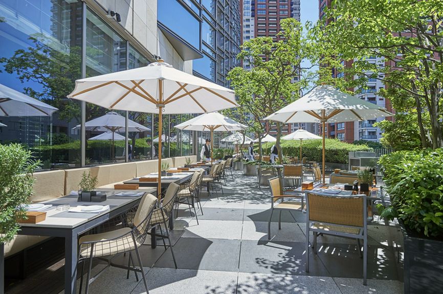 六本木らしく異国情緒がありながら、四季折々の見所も