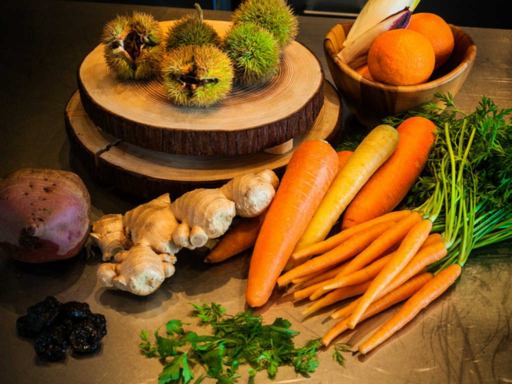 新鮮な旬の国産食材はもちろん、世界各地からの名産物も