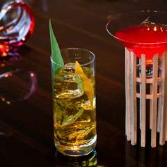 個性豊かに揃うカクテルは目でも楽しめるプレゼンテーション