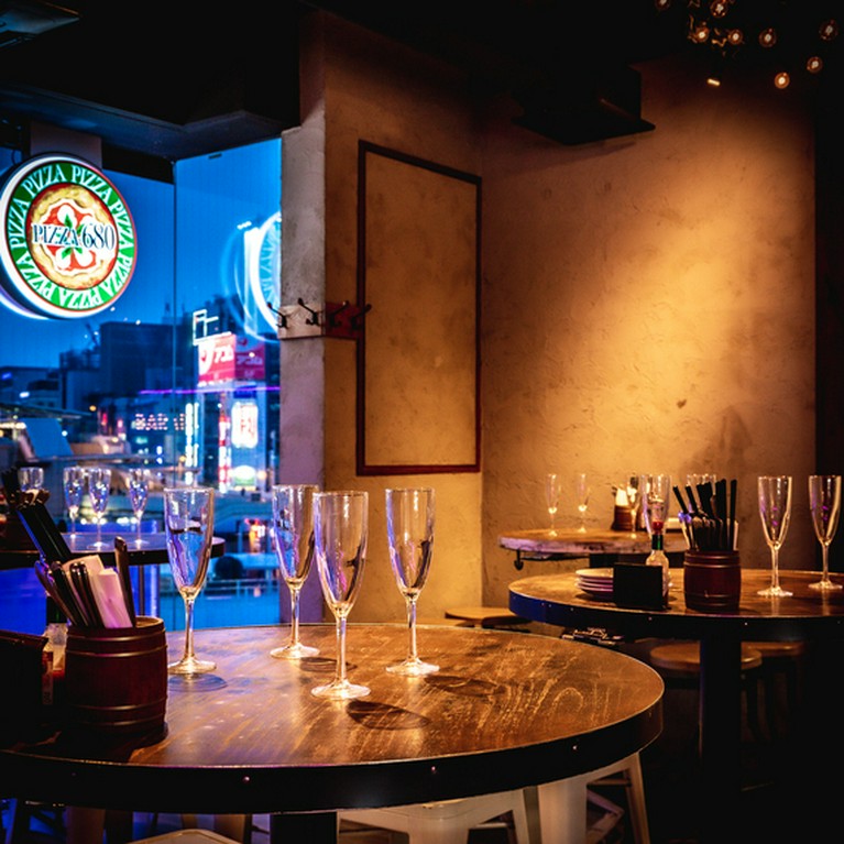 ゆったりくつろぐ大人デートに。ワイン時間無制限飲み放題が魅力