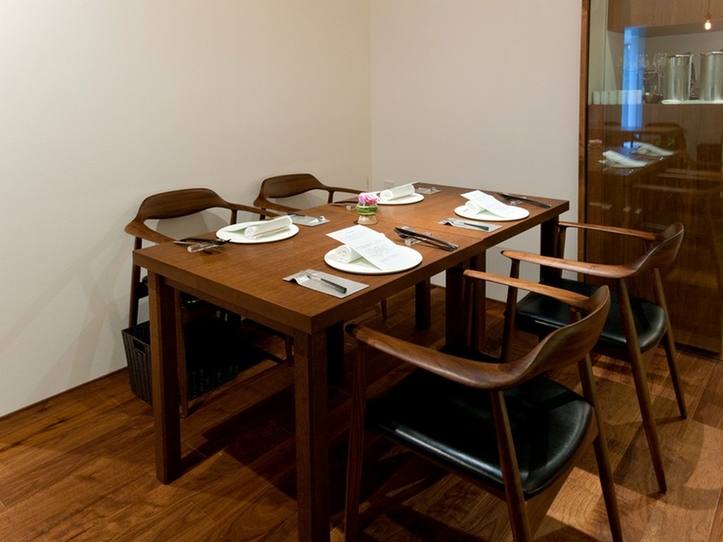 シンプルな空間で、心を落ち着けて創造的な料理を堪能